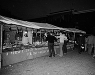 850505 Afbeelding van de gereedschappenkraam van A. Versteegt (Utrecht) op de bromfietsmarkt, onderdeel van de ...